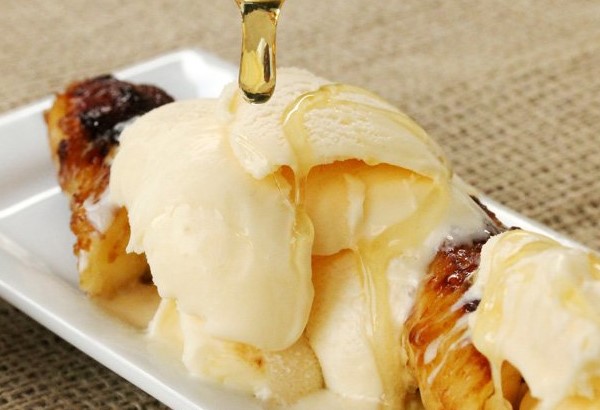 Жареные бананы - десерт с мороженым