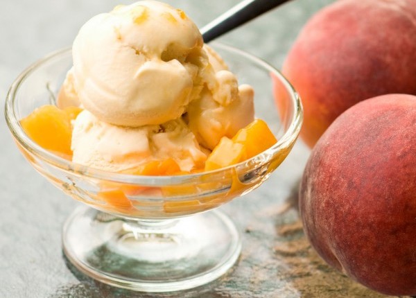 Сливочное мягкое мороженое с персиками в мороженице