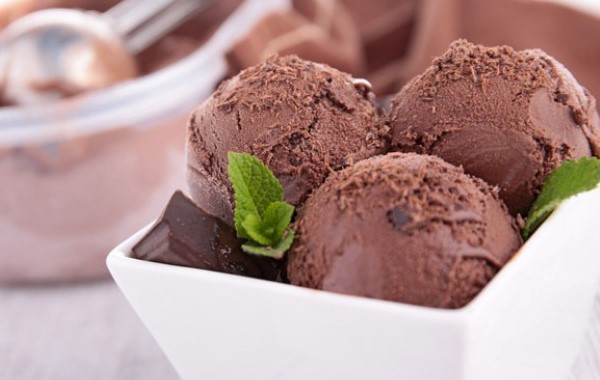 Мороженое с шоколадом в мороженице
